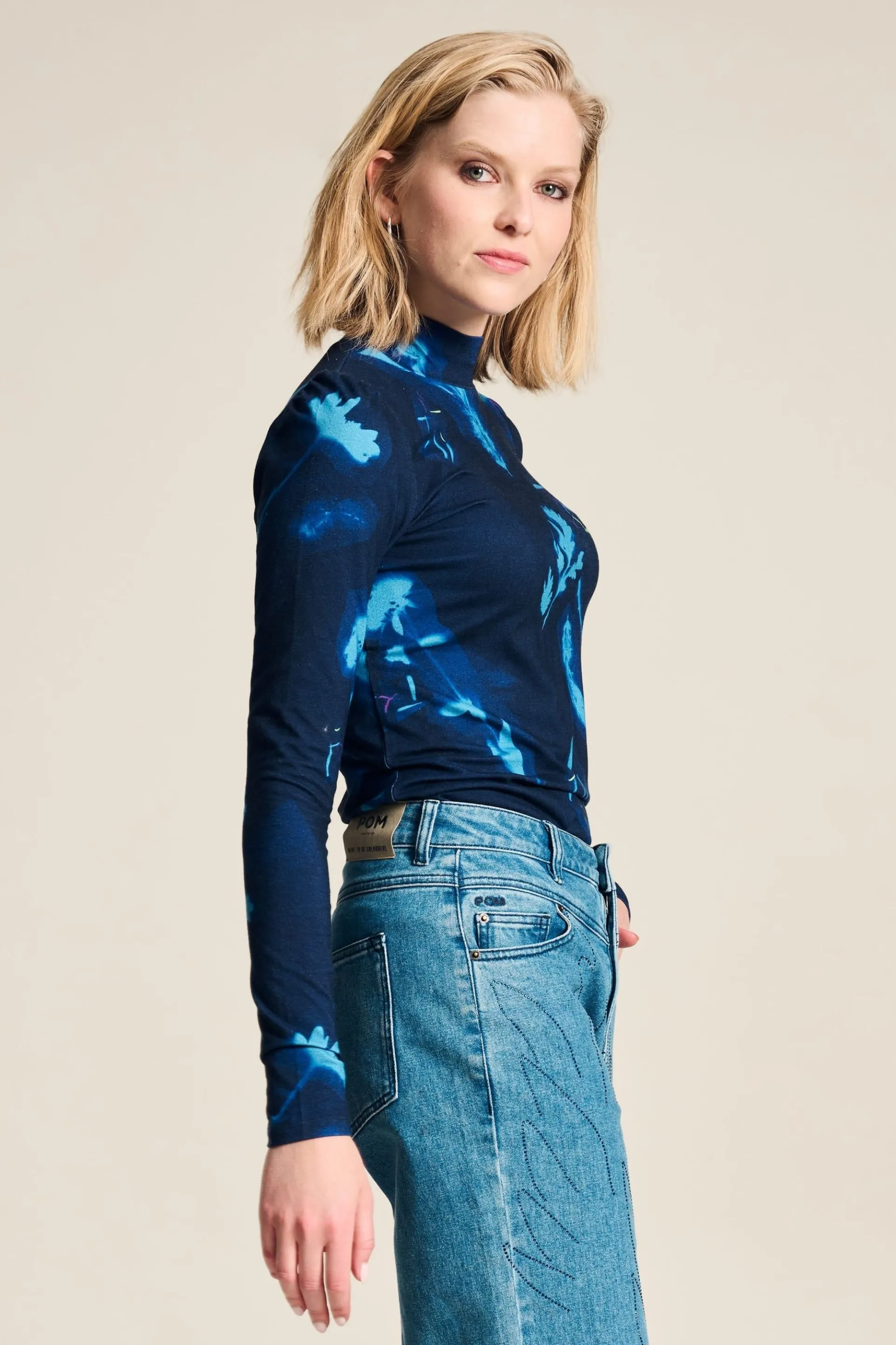 TURTLENECK Feathers And Florals